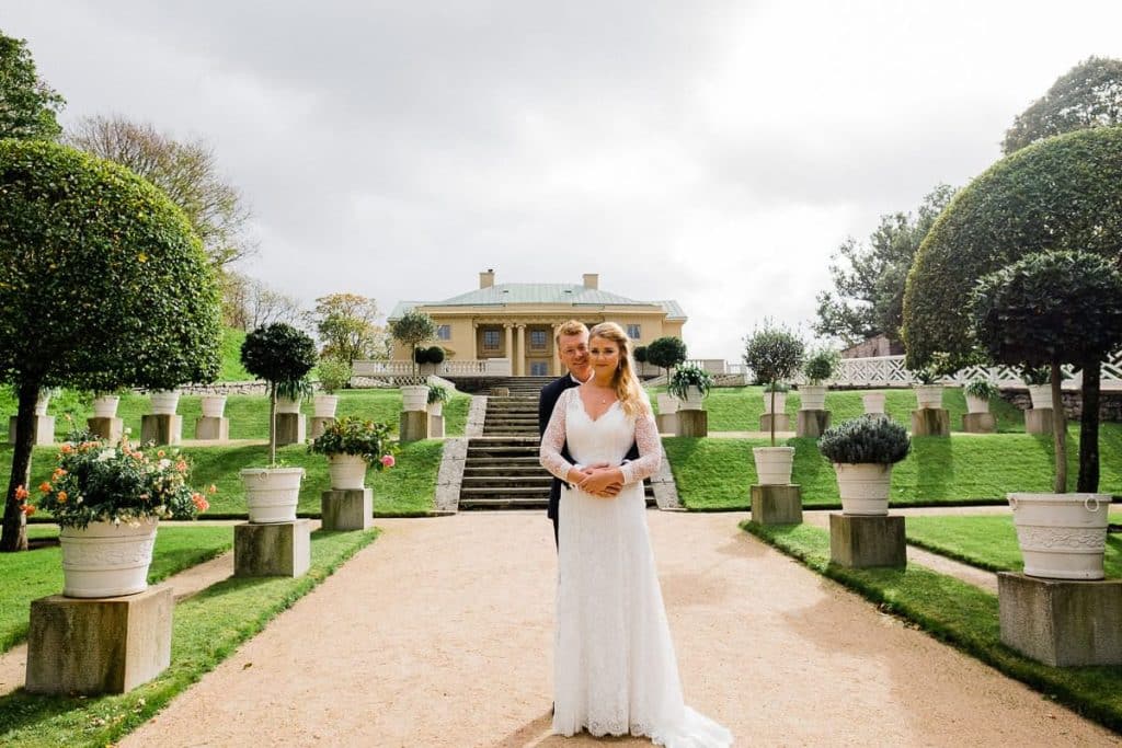 Bröllopsfotografering vid Gunnebo Slott med brudpar i naturligt ljus